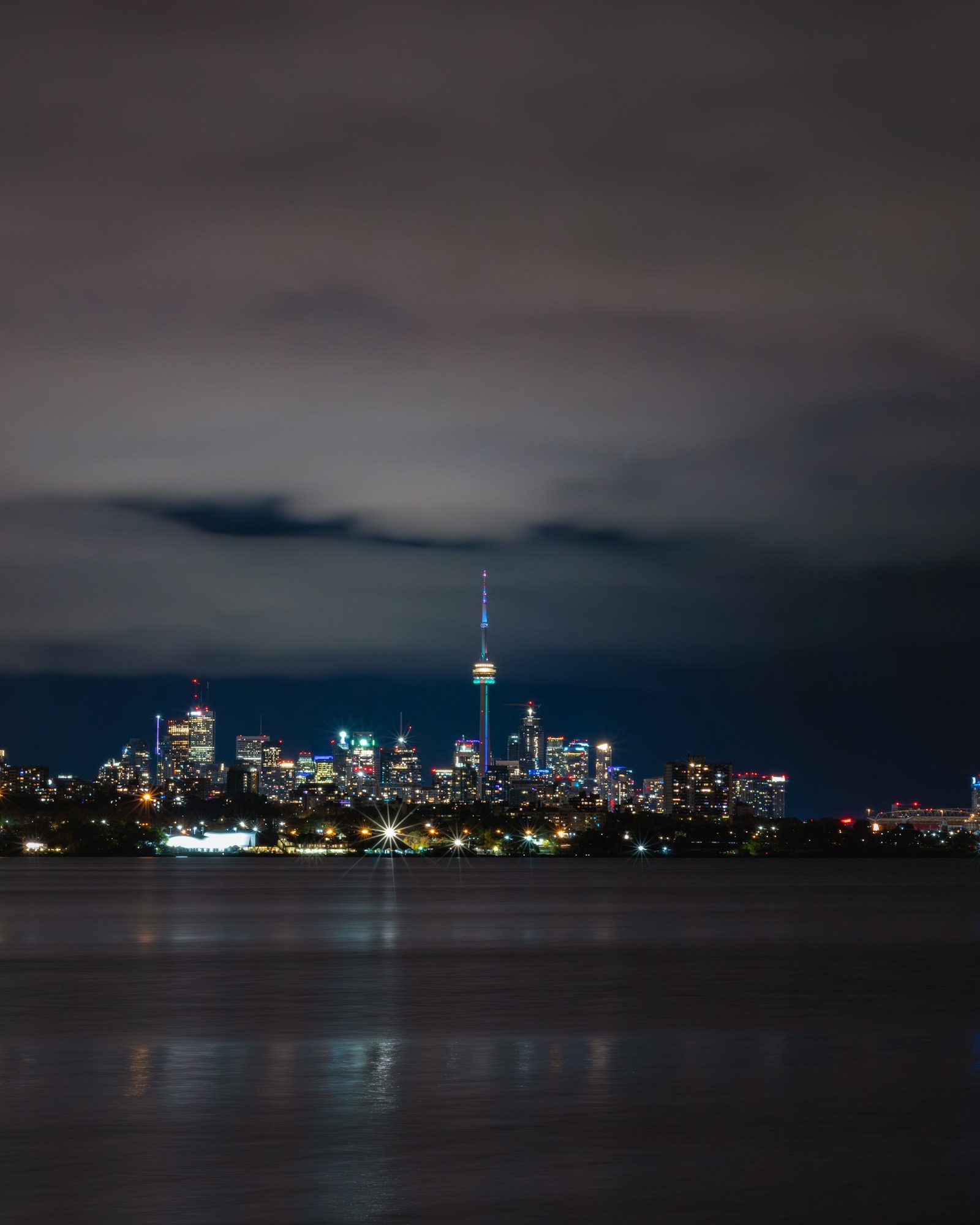 Poster dọc chủ đề đô thị và đầu tư bất động sản